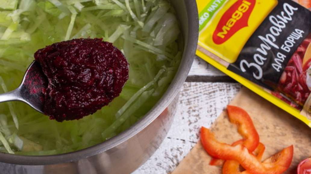 За пять минут до готовности добавить специи MAGGI® Заправка для борща, мясо, помидоры черри. Довести до готовности, проверить на соль и довести до нужного вкуса.  