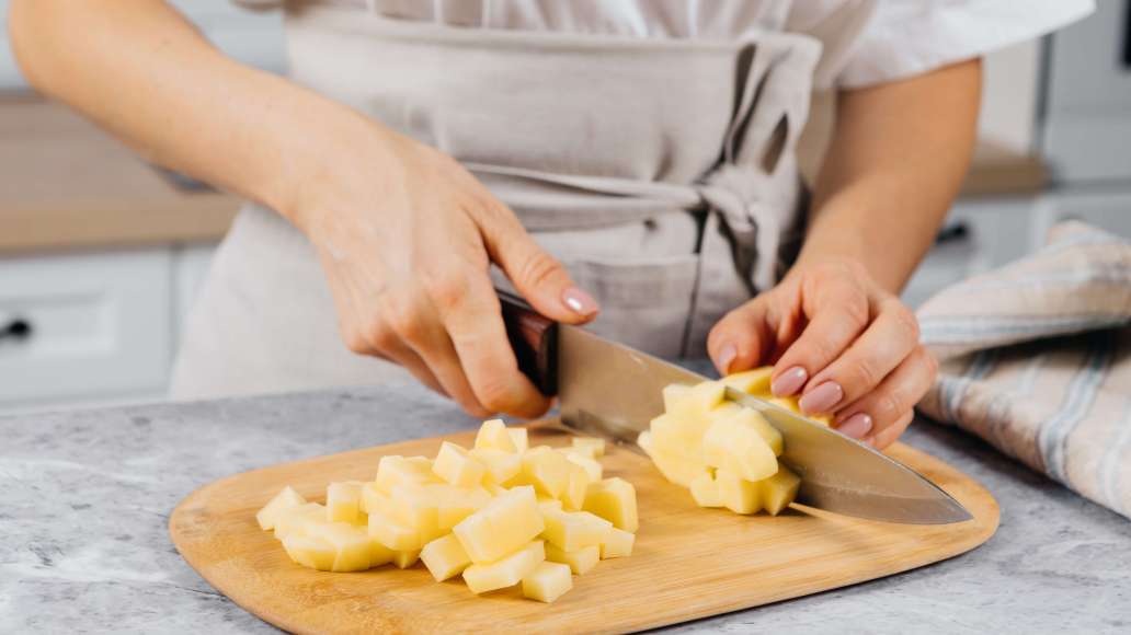 Картофель почистить и нарезать небольшими кубиками. Картофель почистить и нарезать небольшими кубиками.
