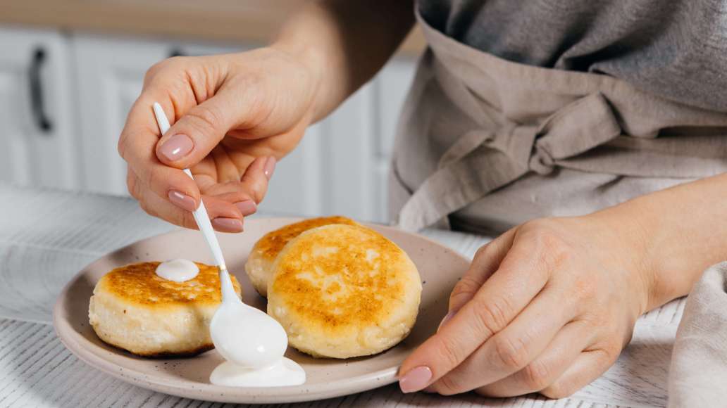 Готовым сырникам дать немного остыть и подавать, украсив по своему вкусу. Готовым сырникам дать немного остыть и подавать, украсив по своему вкусу.