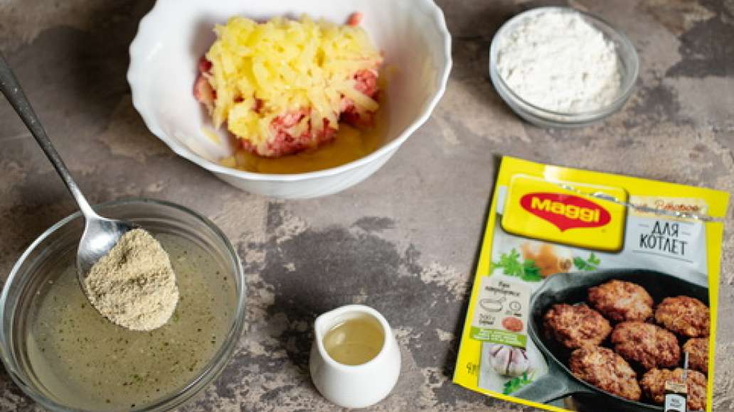 Натереть картофель на мелкой терке. Упаковку MAGGI® НА ВТОРОЕ для котлет залить водой и оставить на 2 минуты набухнуть. Соединить с фаршем, добавить картофель и яйцо, перемешать. Натереть картофель на мелкой терке. Упаковку MAGGI® НА ВТОРОЕ для котлет залить водой и оставить на 2 минуты набухнуть. Соединить с фаршем, добавить картофель и яйцо, перемешать.