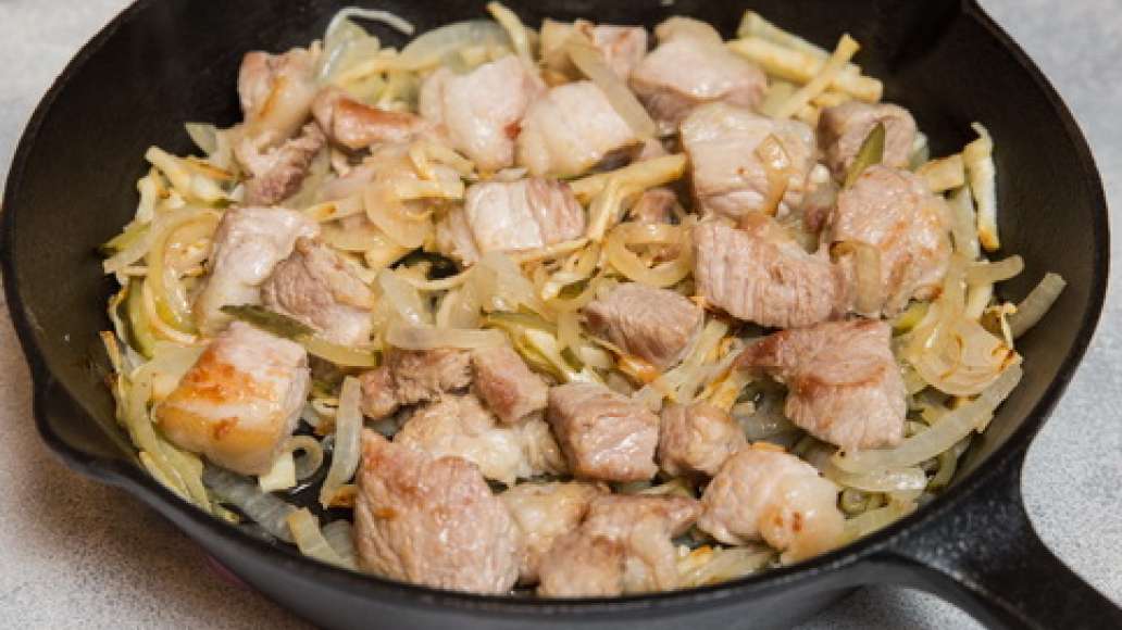 Разогреть в сотейнике растительное масло и обжарить мясо с луком и сельдереем. Добавить MAGGI® Заправка для рассольника,  картофель и копченую паприку и влить 350 мл воды. Готовить 20 минут, положить к мясу базилик, соленые огурцы и помидоры и продолжать 