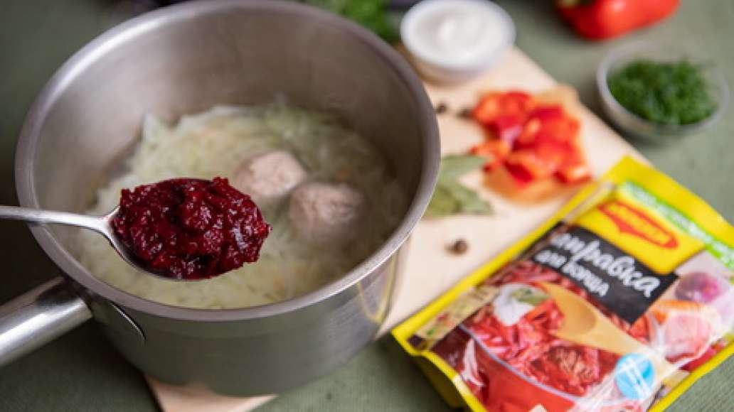 За пять минут до готовности добавить специи MAGGI® Заправка для борща и фрикадельки. Проверить на соль. За пять минут до готовности добавить специи MAGGI® Заправка для борща и фрикадельки. Проверить на соль.
