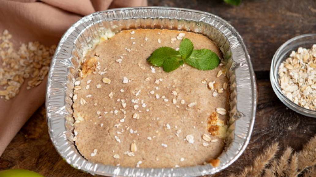 Вынуть шарлотку из духовки и остудить в форме. Готовый пирог посыпать сахарной пудрой и по желанию украсить свежей мятой. 