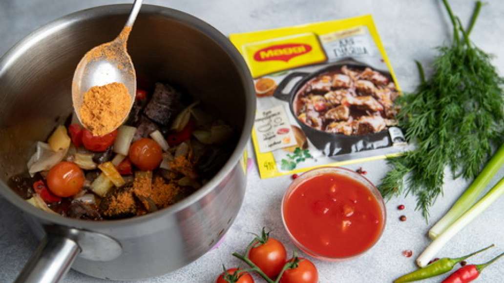 Добавить MAGGI® НА ВТОРОЕ для гуляша, воду, острый перец, нарезанный колечками, помидоры в собственном соку и томатную пасту. Тушить до готовности. Добавить MAGGI® НА ВТОРОЕ для гуляша, воду, острый перец, нарезанный колечками, помидоры в собственном соку и томатную пасту. Тушить до готовности.