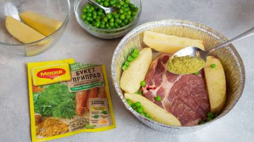 Нарезать картофель в кожуре крупными дольками. Смазать растительным маслом небольшие жаропрочные формочки и разложить по три-четыре дольки картофеля, добавить горошек. На овощи выложить мясо и посыпать MAGGI® Приправа "БУКЕТ ПРИПРАВ". Поместить формочки Нарезать картофель в кожуре крупными дольками. Смазать растительным маслом небольшие жаропрочные формочки и разложить по три-четыре дольки картофеля, добавить горошек. На овощи выложить мясо и посыпать MAGGI® Приправа "БУКЕТ ПРИПРАВ". Поместить формочки