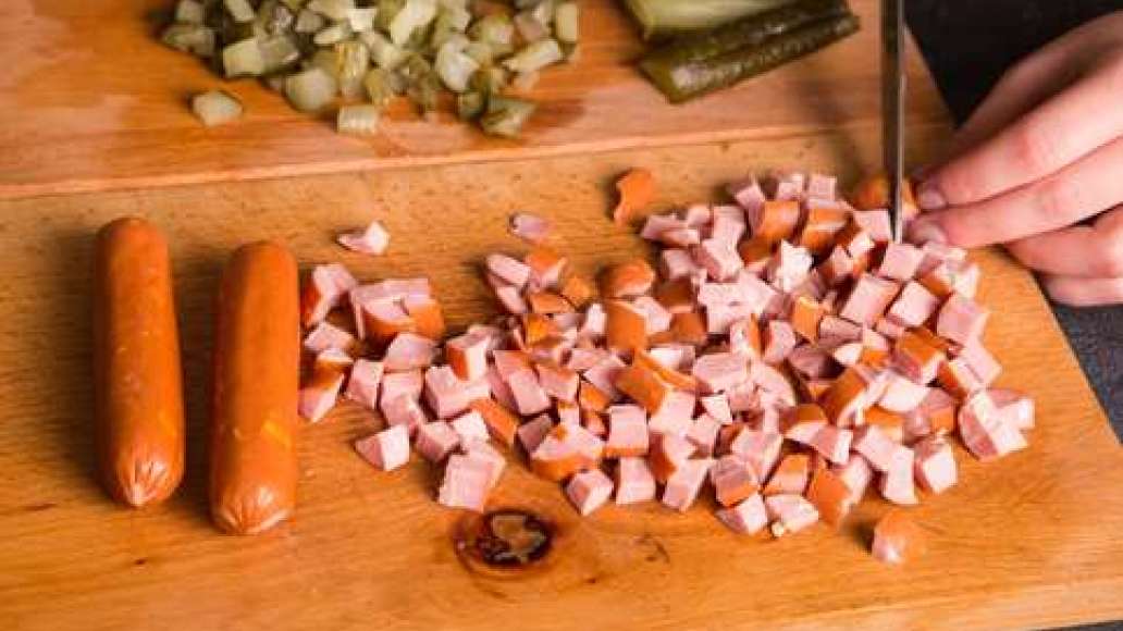 Сосиски и соленые огурцы нарезать кубиками. Сосиски и соленые огурцы нарезать кубиками.