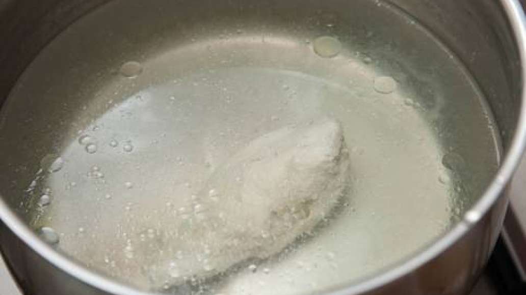 Мясо опустить в холодную воду и сварить бульон. 