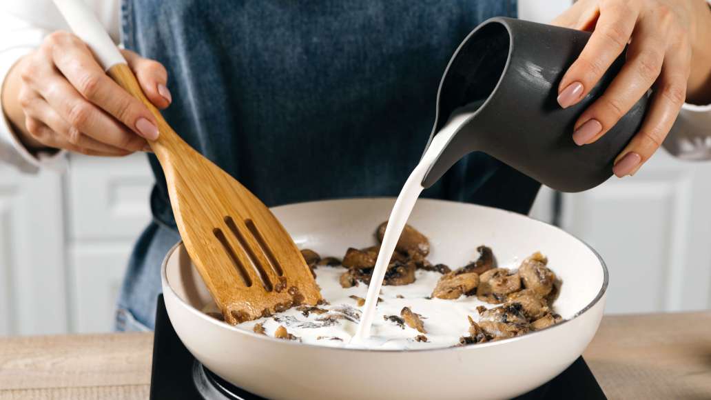 Влить сливки, приправить солью и чёрным перцем по вкусу, тщательно перемешать. Готовить на умеренном огне, помешивая, до лёгкого загустения. Влить сливки, приправить солью и чёрным перцем по вкусу, тщательно перемешать. Готовить на умеренном огне, помешивая, до лёгкого загустения.
