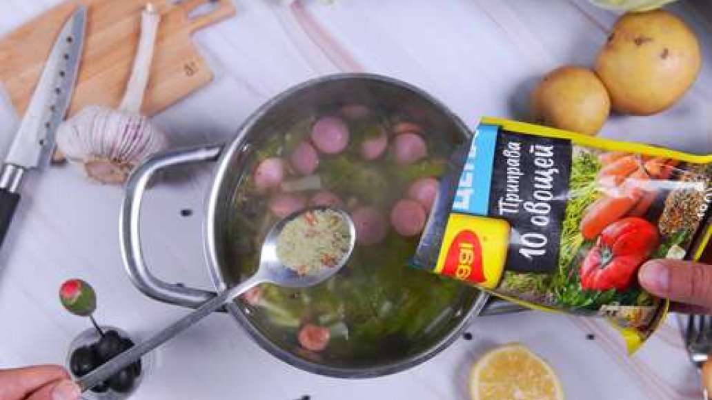 Добавьте MAGGI® Приправа 10 овощей и варите ещё 15 минут. 