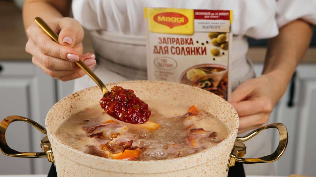 Мясо разобрать на волокна и вернуть в кастрюлю. Добавить печеный с беконом перец и MAGGI® Заправку для солянки. Готовить еще 5 минут. При подаче по желанию украсить зеленью. Мясо разобрать на волокна и вернуть в кастрюлю. Добавить печеный с беконом перец и MAGGI® Заправку для солянки. Готовить еще 5 минут. При подаче по желанию украсить зеленью.