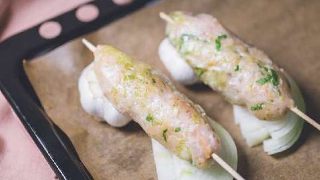 Нарезать лук на широкие кольца и посыпать солью и сахаром, у головок чеснока отрезать донышки, положить их в духовку под люля-кебаб. Довести люля до готовности. Здесь понадобится сильный жар. Обратите внимание, чтобы люля-кебаб жарился очень равномерно, н Нарезать лук на широкие кольца и посыпать солью и сахаром, у головок чеснока отрезать донышки, положить их в духовку под люля-кебаб. Довести люля до готовности. Здесь понадобится сильный жар. Обратите внимание, чтобы люля-кебаб жарился очень равномерно, н