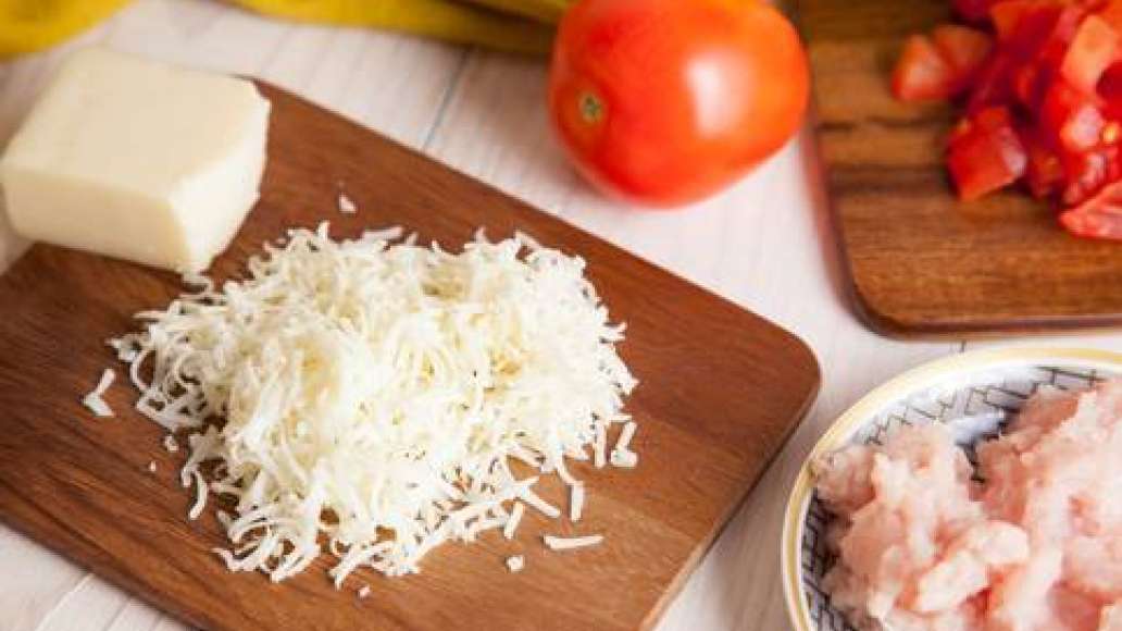 Куриное филе пропустить через мясорубку или измельчить блендером. Помидоры очистить от шкурки, мелко нарезать. Сыр натереть на мелкой терке. Куриное филе пропустить через мясорубку или измельчить блендером. Помидоры очистить от шкурки, мелко нарезать. Сыр натереть на мелкой терке.