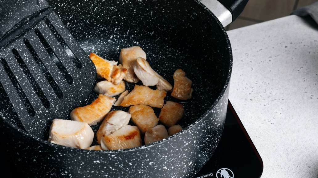 Куриную грудку вымыть, порезать на кусочки. В маленькой кастрюле
растопить сливочное масло, добавить курицу и поставить тушиться на
медленном огне. Куриную грудку вымыть, порезать на кусочки. В маленькой кастрюле
растопить сливочное масло, добавить курицу и поставить тушиться на
медленном огне.