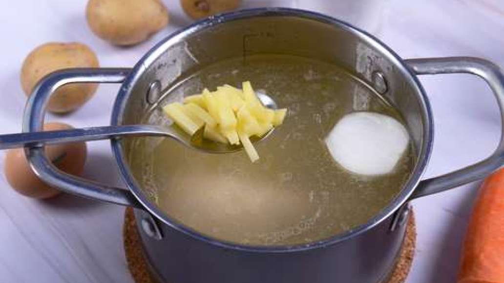Очистите картофель, морковь и лук и нарежьте их соломкой. Добавьте в кастрюлю картофель и половину лука, варите 10-15 минут. В это время обжарьте на сковороде вторую половину лука и морковь. Очистите картофель, морковь и лук и нарежьте их соломкой. Добавьте в кастрюлю картофель и половину лука, варите 10-15 минут. В это время обжарьте на сковороде вторую половину лука и морковь.