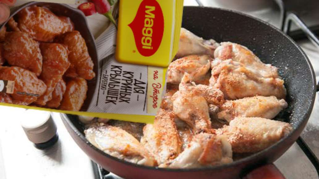 Добавить в сковороду содержимое пакетика MAGGI® На второе для куриных крылышек. Добавить в сковороду содержимое пакетика MAGGI® На второе для куриных крылышек.