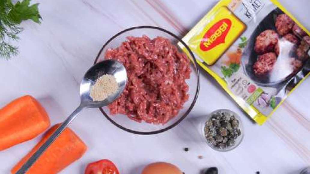 Приготовьте фрикадельки: смешайте фарш, муку, яйцо и MAGGI® НА ВТОРОЕ для котлет. Сформируйте фрикадельки. Приготовьте фрикадельки: смешайте фарш, муку, яйцо и MAGGI® НА ВТОРОЕ для котлет. Сформируйте фрикадельки.