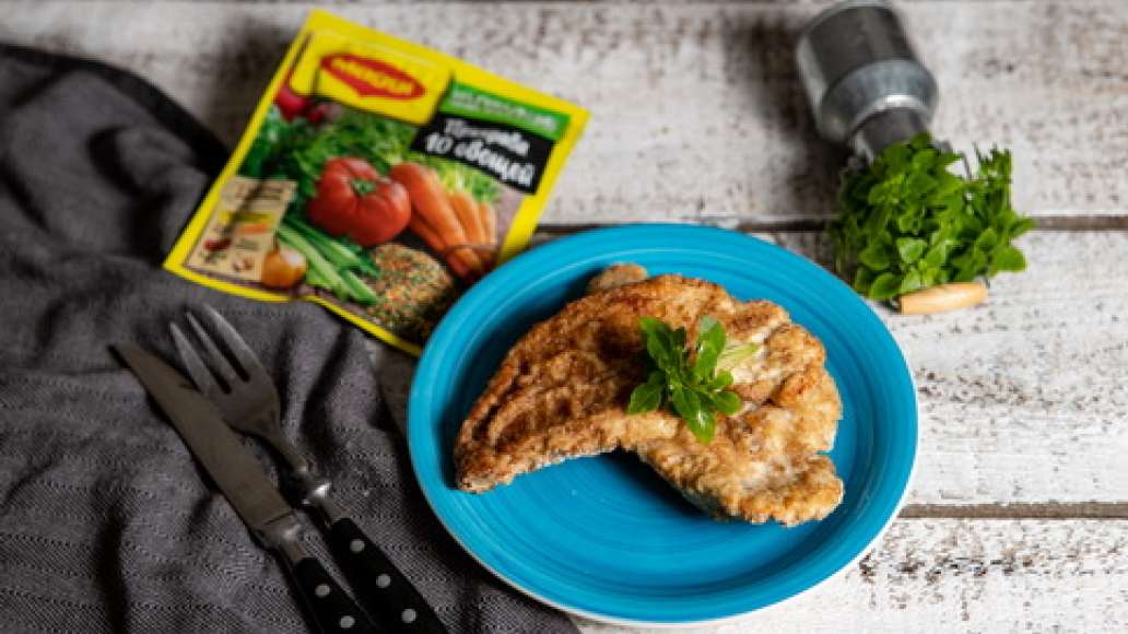Застелить противень пергаментной бумагой и разложить подготовленную курицу. Поместить противень в духовку, разогретую до 200 градусов, на  20 минут. Подавать курицу к столу, украсив свежим базиликом. 