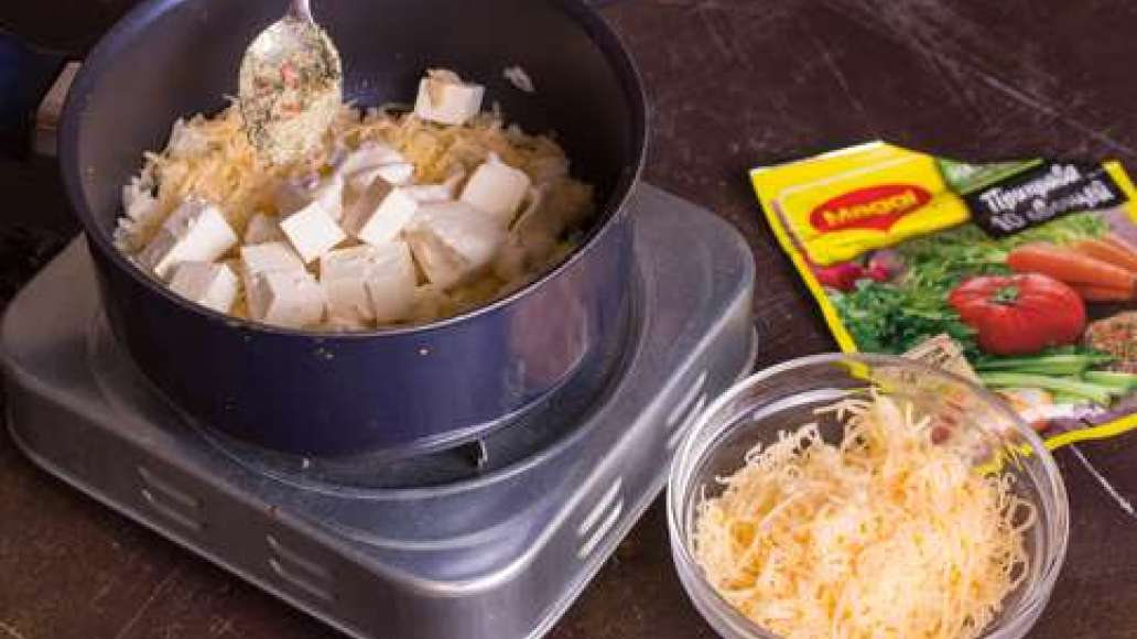 Натереть сыр, моцареллу нарезать. Добавить весь сыр и MAGGI® Приправа 10 овощей в сотейник и прогреть. Натереть сыр, моцареллу нарезать. Добавить весь сыр и MAGGI® Приправа 10 овощей в сотейник и прогреть.