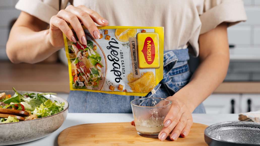 Для заправки в отдельной емкости смешать MAGGI® для салата Цезарь с горячей водой, оставить на 3-5 минут. Добавить йогурт и тщательно перемешать. Полить салат заправкой и посыпать сухариками из пачки MAGGI® для салата Цезарь.