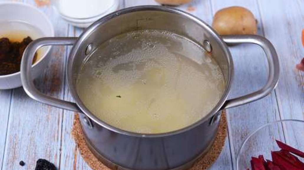 Нарежьте мясо на небольшие кусочки, поместите их в кастрюлю и добавьте холодную воду. Доведите до кипения и варите 1-1,5 часа, периодически снимая пену. 