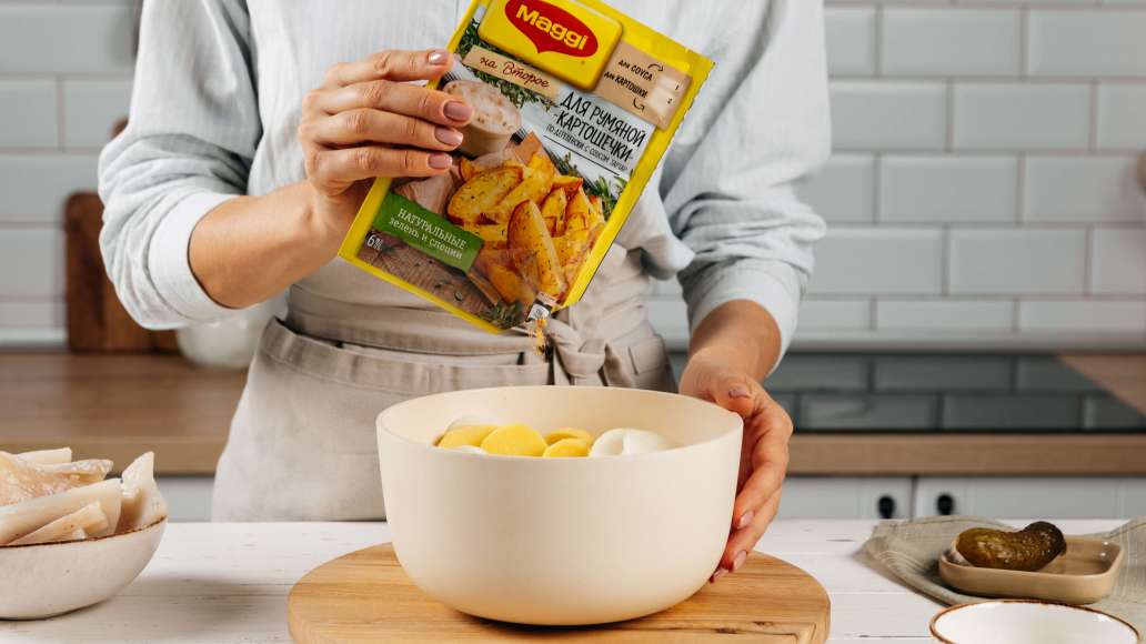 Добавить MAGGI® НА ВТОРОЕ для румяной картошечки по-деревенски с соусом Тартар и пару ложек растительного масла.