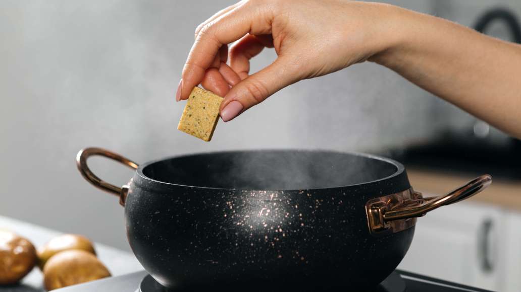 Картофель залить литром воды и довести до кипения. Добавить кубики MAGGI® Бульон с лесными грибами и варить до мягкости картофеля. Картофель залить литром воды и довести до кипения. Добавить кубики MAGGI® Бульон с лесными грибами и варить до мягкости картофеля.