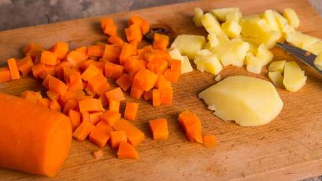Куриные яйца нарезать кубиками. Перепелиные яйца разрезать на половинки. Охладить отваренные овощи, очистить и нарезать кубиками. Куриные яйца нарезать кубиками. Перепелиные яйца разрезать на половинки. Охладить отваренные овощи, очистить и нарезать кубиками.