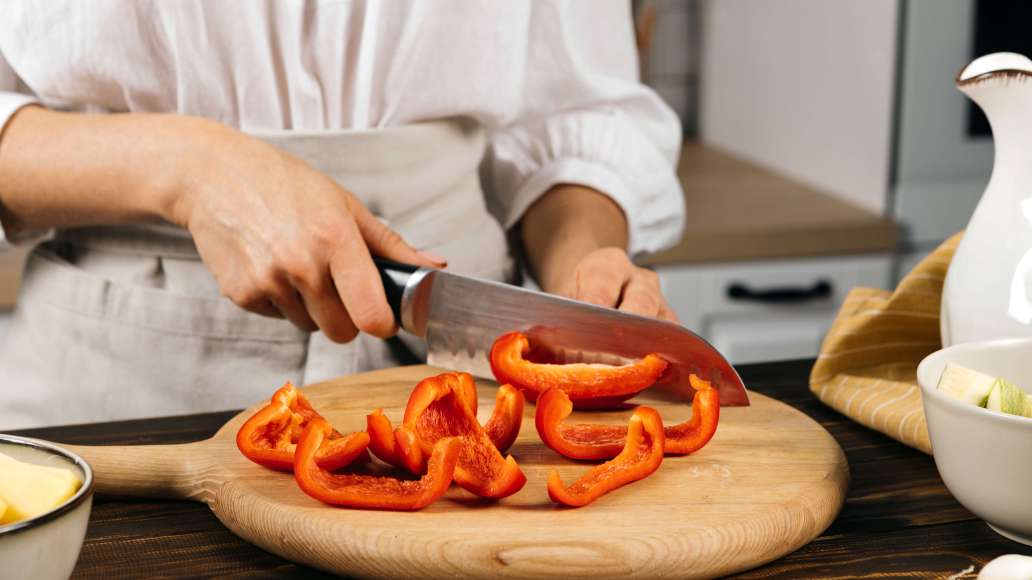 Очистить овощи. Картофель нарезать дольками среднего размера, морковь — кольцами, кабачок — произвольными дольками среднего размера, перец — крупными ломтиками. Очистить овощи. Картофель нарезать дольками среднего размера, морковь — кольцами, кабачок — произвольными дольками среднего размера, перец — крупными ломтиками.