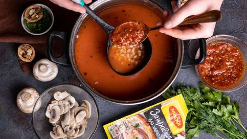 Измельчить орехи. Довести бульон до кипения, добавить MAGGI® Заправка для харчо, перловку, грибы и орехи, готовить ещё 5–7 минут.