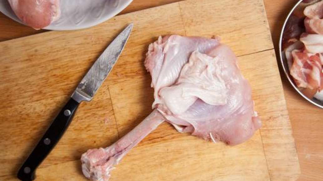 С помощью острого ножа снять мясо с кости, оставив его пластом. С помощью острого ножа снять мясо с кости, оставив его пластом.