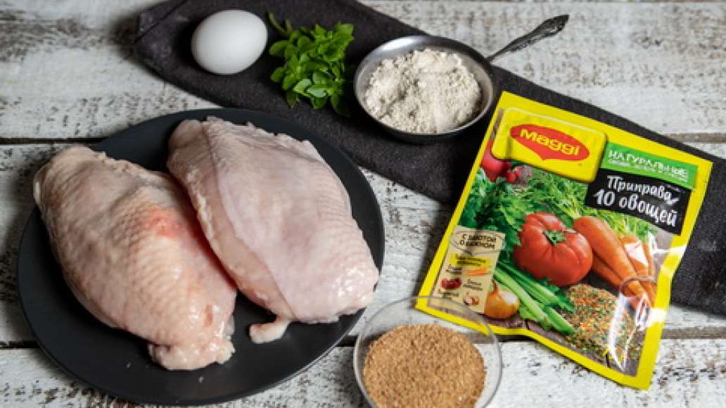 Вымыть куриные грудки и обсушить бумажными полотенцами. Вымыть яйцо. 