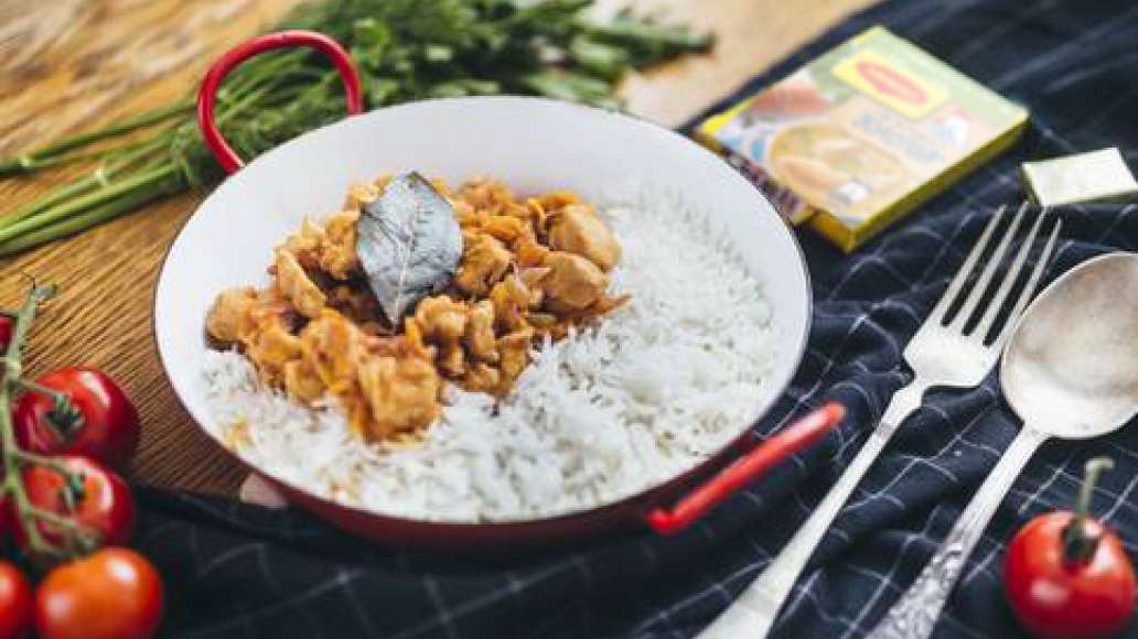 Готовый гуляш из курицы с овощами подавать с рисом.