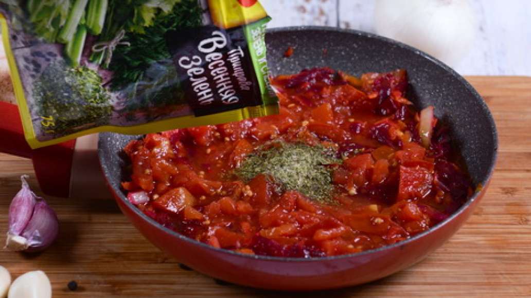 В это время нарежьте помидоры и добавьте в зажарку. Добавьте MAGGI® Приправа Весенняя зелень, перемешайте, уменьшите огонь и тушите 15-20 минут. В это время нарежьте помидоры и добавьте в зажарку. Добавьте MAGGI® Приправа Весенняя зелень, перемешайте, уменьшите огонь и тушите 15-20 минут.