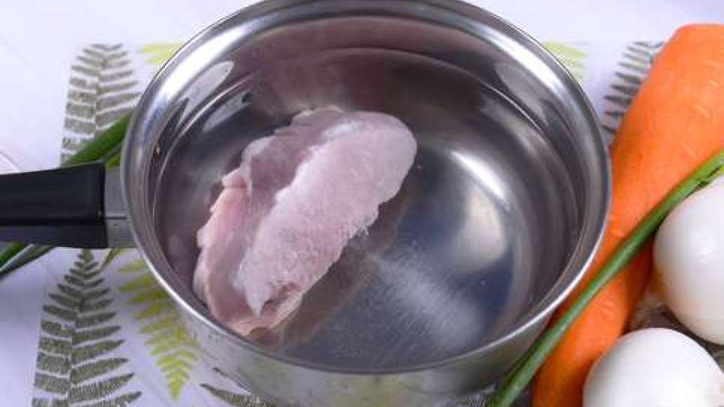 Поместите мясо в кастрюлю, добавьте воду и поставьте на средний огонь. Доведите до кипения и уменьшите огонь. Варите 40 минут, снимая пенку и жир. Поместите мясо в кастрюлю, добавьте воду и поставьте на средний огонь. Доведите до кипения и уменьшите огонь. Варите 40 минут, снимая пенку и жир.