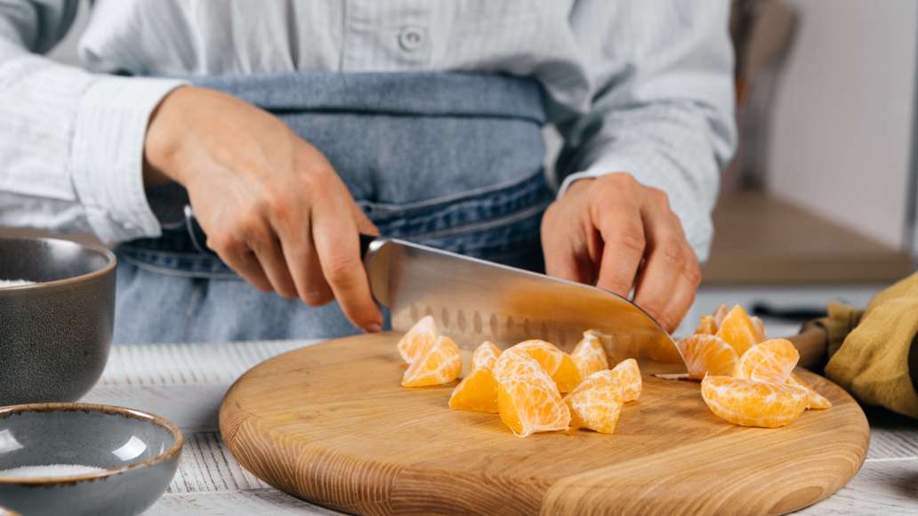 Мандарины очистить от кожуры, разобрать на дольки. Разрезать каждую дольку на 2-3 части и удалить семена. Мандарины очистить от кожуры, разобрать на дольки. Разрезать каждую дольку на 2-3 части и удалить семена.