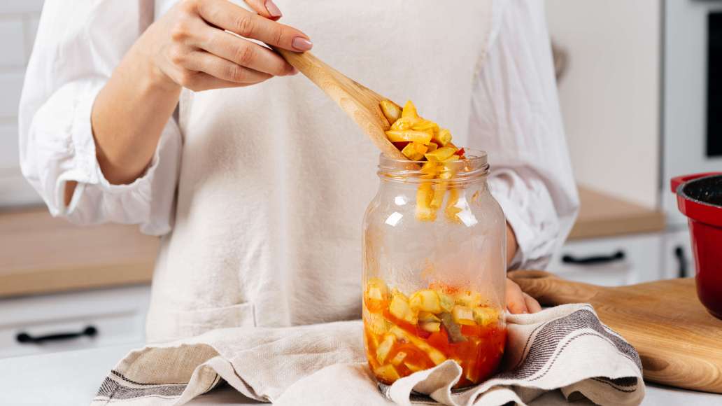 Попробовать лечо на вкус и при необходимости добавить дополнительное количество сахара и соли. Разлить по предварительно стерилизованным банкам и закрыть стерилизованными крышками. Перевернуть банки вверх дном и дать остыть в таком положении. После остывания хранить в сухом и прохладном месте. Шаг 4 - Лечо с кабачками и перцем на кетчупе