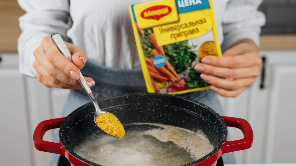 Добавить MAGGI® Приправу универсальную.