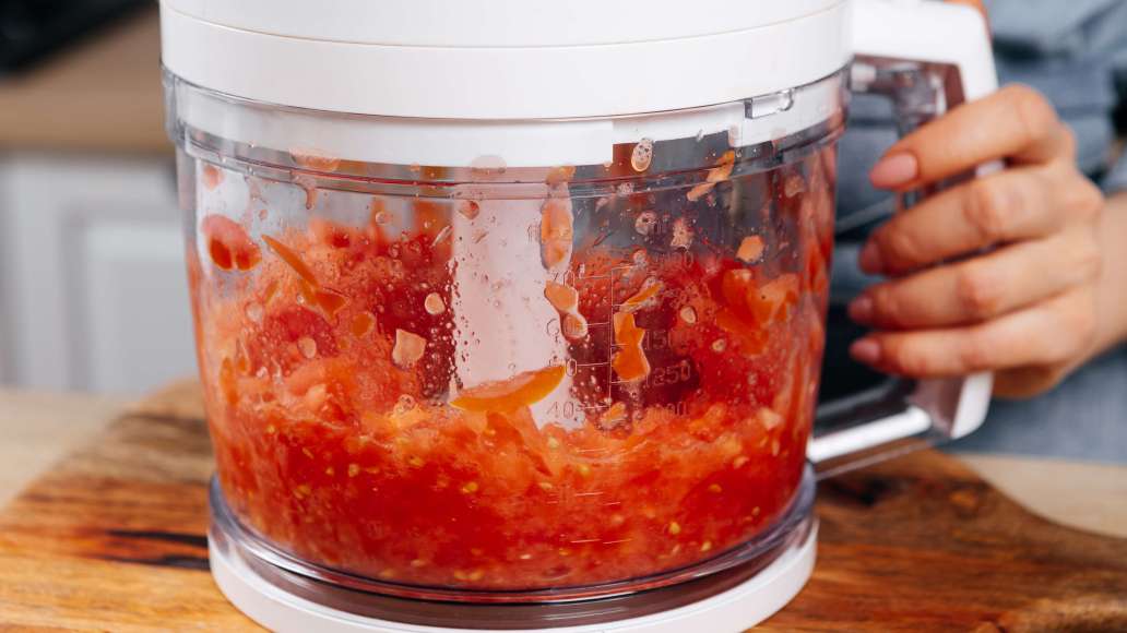 Пропустить томаты через мясорубку или измельчить при помощи кухонного комбайна или стационарного блендера. Перелить массу в кастрюлю или сотейник с толстым дном. Пропустить томаты через мясорубку или измельчить при помощи кухонного комбайна или стационарного блендера. Перелить массу в кастрюлю или сотейник с толстым дном.