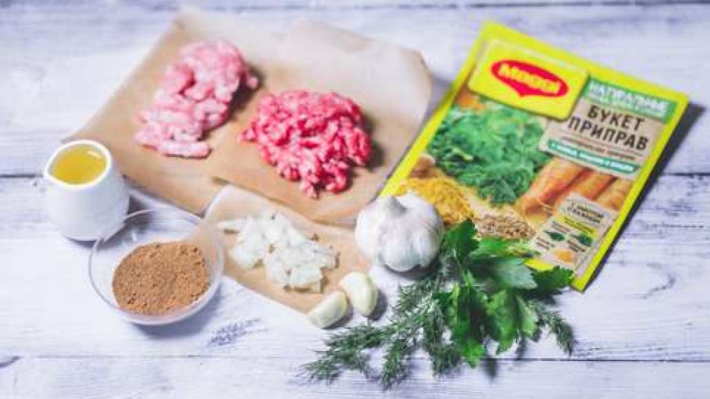 Мелко измельчить фарш вручную (или через мясорубку с крупной ячейкой), с луком и чесноком. Часть лука нарезать колечками. Добавить специи MAGGI® Букет приправ. Зелень отобрать от стеблей и измельчить. Все тщательно перемешать, добавить мелко нарезанную зе