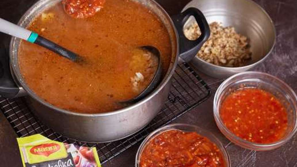 Измельчить орехи. Мясо нарезать пластинками. Довести бульон до кипения, 
положить рис и варить 10-15 минут. Добавить MAGGI® Заправка для харчо , орехи, мясо, аджику и лук порей и варить 5-7 минут до полной готовности.