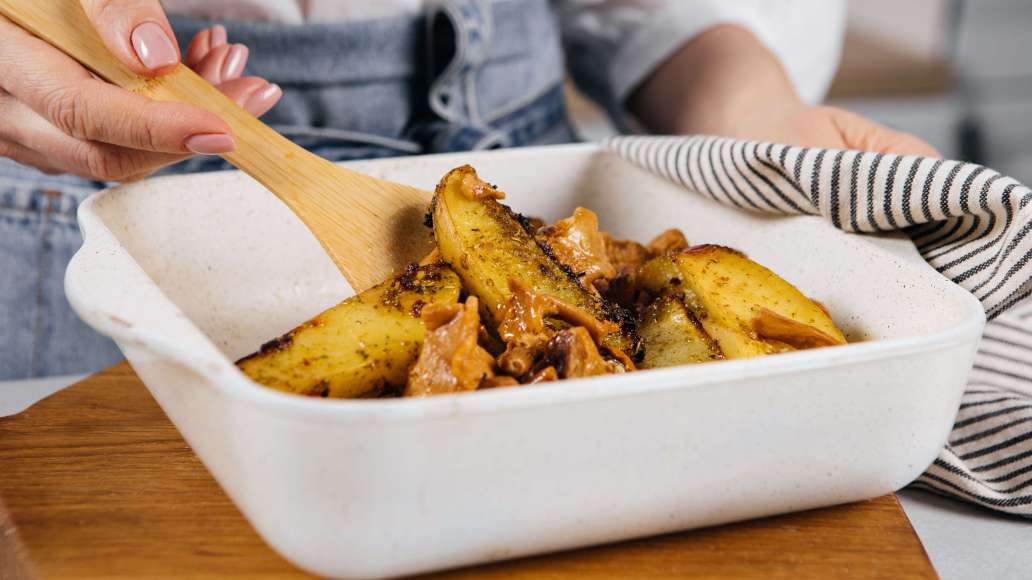 Приправить солью и молотым перцем по вкусу. Смешать грибы с готовым картофелем и подавать.