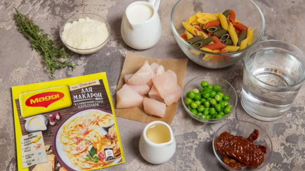 Курицу нарезать кубиками. Сыр натереть на терке. Отделить от стеблей листочки тимьяна. Вяленые помидоры нарезать соломкой. Зеленый горошек разморозить и слить жидкость. 