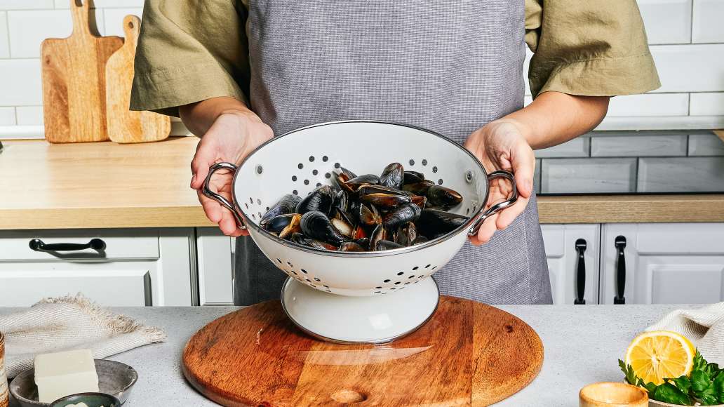 Для того чтобы приготовить вкусные мидии, нужно чеснок очистить и
измельчить. Мидии промыть и обсушить. Для того чтобы приготовить вкусные мидии, нужно чеснок очистить и
измельчить. Мидии промыть и обсушить.