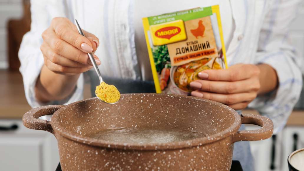 Добавить MAGGI® Бульон домашний с курицей. Добавить MAGGI® Бульон домашний с курицей.