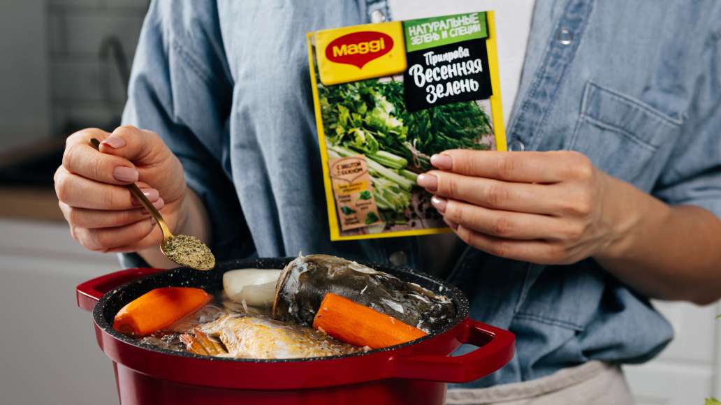 Очищенного карпа весом около 2 кг нарезать порционными кусками. Из головы удалить жабры. Поместить в кастрюлю куски карпа, хвост, добавить луковицу, морковь и воду. Довести до кипения, удалить пену, добавить MAGGI® Приправа Весенняя зелень. Очищенного карпа весом около 2 кг нарезать порционными кусками. Из головы удалить жабры. Поместить в кастрюлю куски карпа, хвост, добавить луковицу, морковь и воду. Довести до кипения, удалить пену, добавить MAGGI® Приправа Весенняя зелень.