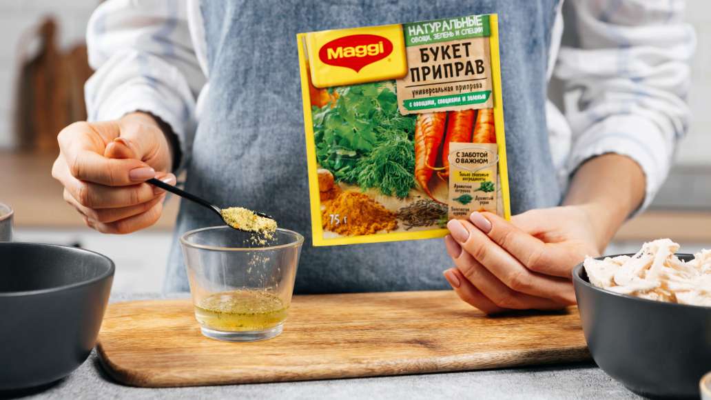 Мясо разобрать на отдельные небольшие волокна. В небольшой ёмкости смешать MAGGI® Приправа универсальная Букет приправ с горячей водой, оставить на три минуты. Мясо разобрать на отдельные небольшие волокна. В небольшой ёмкости смешать MAGGI® Приправа универсальная Букет приправ с горячей водой, оставить на три минуты.