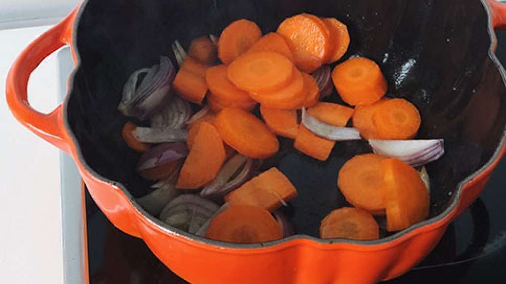 Нарезать картофель крупным кубиком. Обжарить на масле после мяса лук и морковь вместе. Немного посолить и поперчить. Нарезать картофель крупным кубиком. Обжарить на масле после мяса лук и морковь вместе. Немного посолить и поперчить.