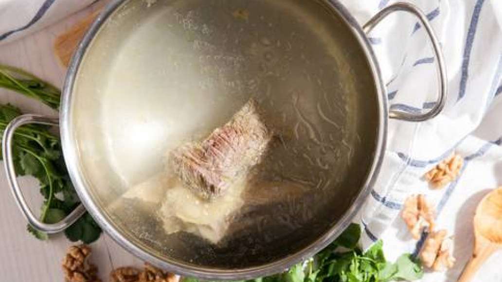 Опустите мясо в 2 литра холодной воды, довести до кипения и варить на слабом огне 1,5-2 часа. За полчаса до готовности добавить в бульон 5 горошин черного перца, 3 горошины душистого перца, 3 лавровых листа.