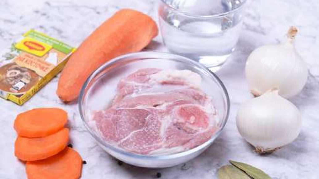 Подготовьте ингредиенты, промойте мясо, очистите овощи. Подготовьте ингредиенты, промойте мясо, очистите овощи.