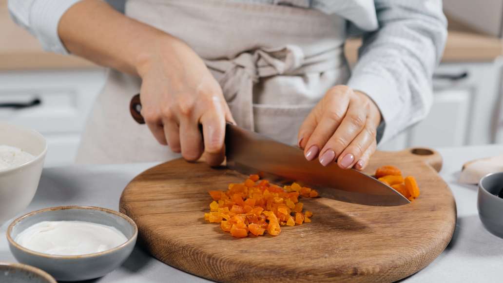 Изюм и курагу обдать кипятком. Высушить, курагу нарезать кусочками по размеру изюма. Быстрорастворимый желатин смешать с водой и оставить набухать.